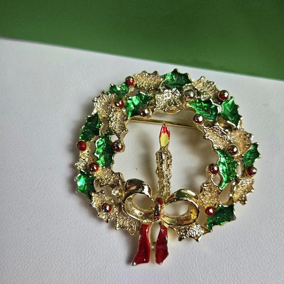 VINTAGE GERRY'S SIGNED GOLD TONE ENAMEL CHRISTMAS WREATH PIN BROOCH - Picture 2 of 16
